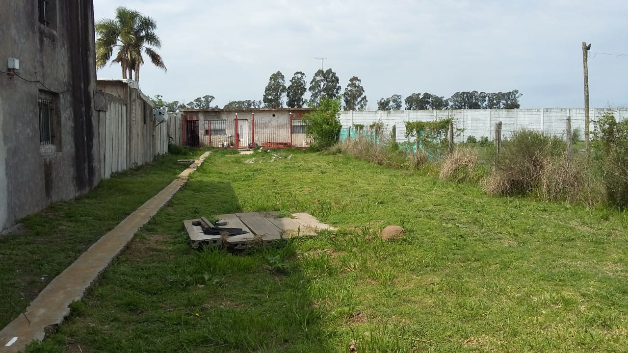 AMPLIO TERRENO CON CONSTRUCCIÓN A LA VENTA