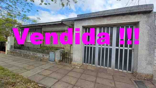 Casa en VENTA a metros de Av. Ameghino, zona residencial,.