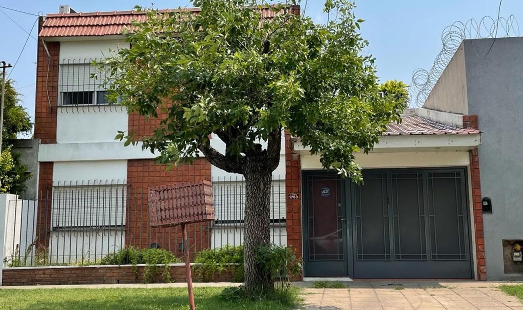 CASA DE DOS PLANTAS A LA VENTA EN ZÁRATE