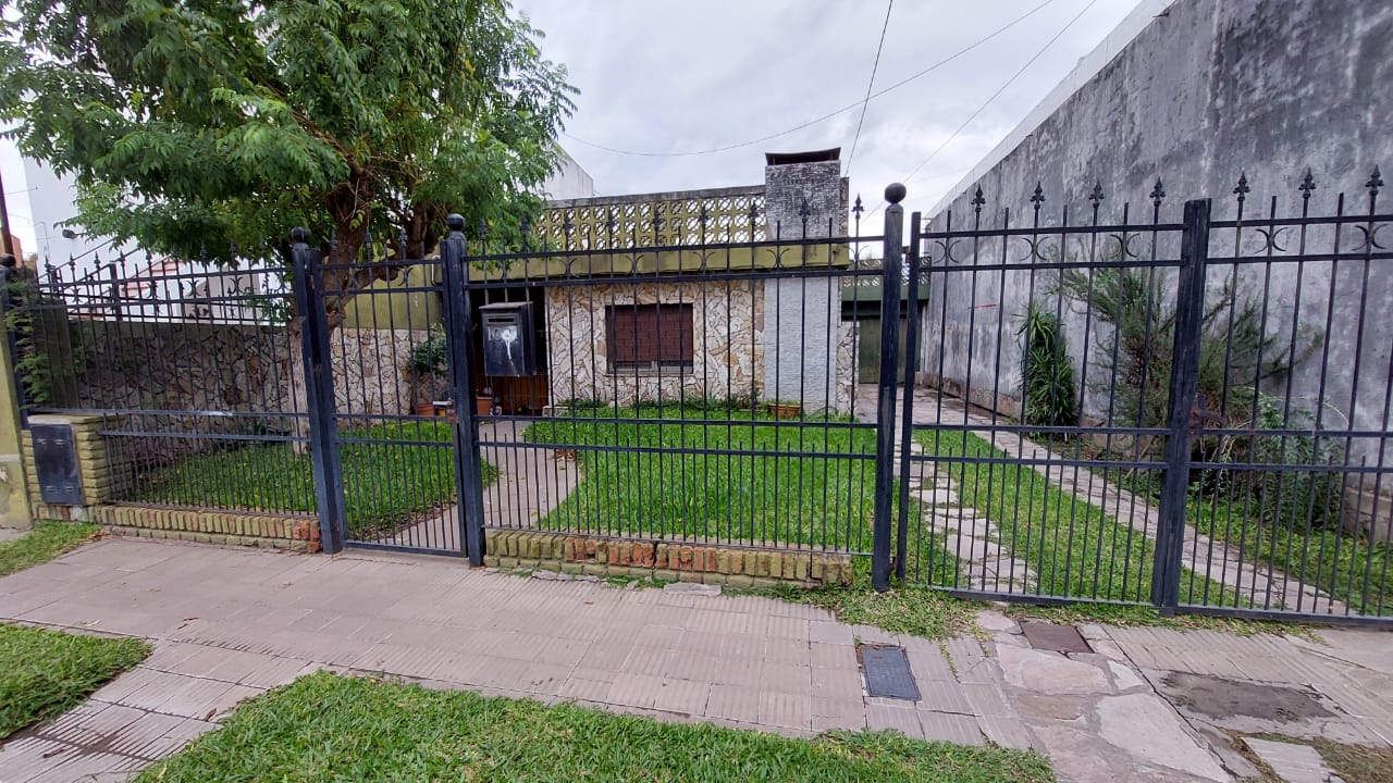 SE VENDE CASA UBICACIÓN COMERCIAL !!!