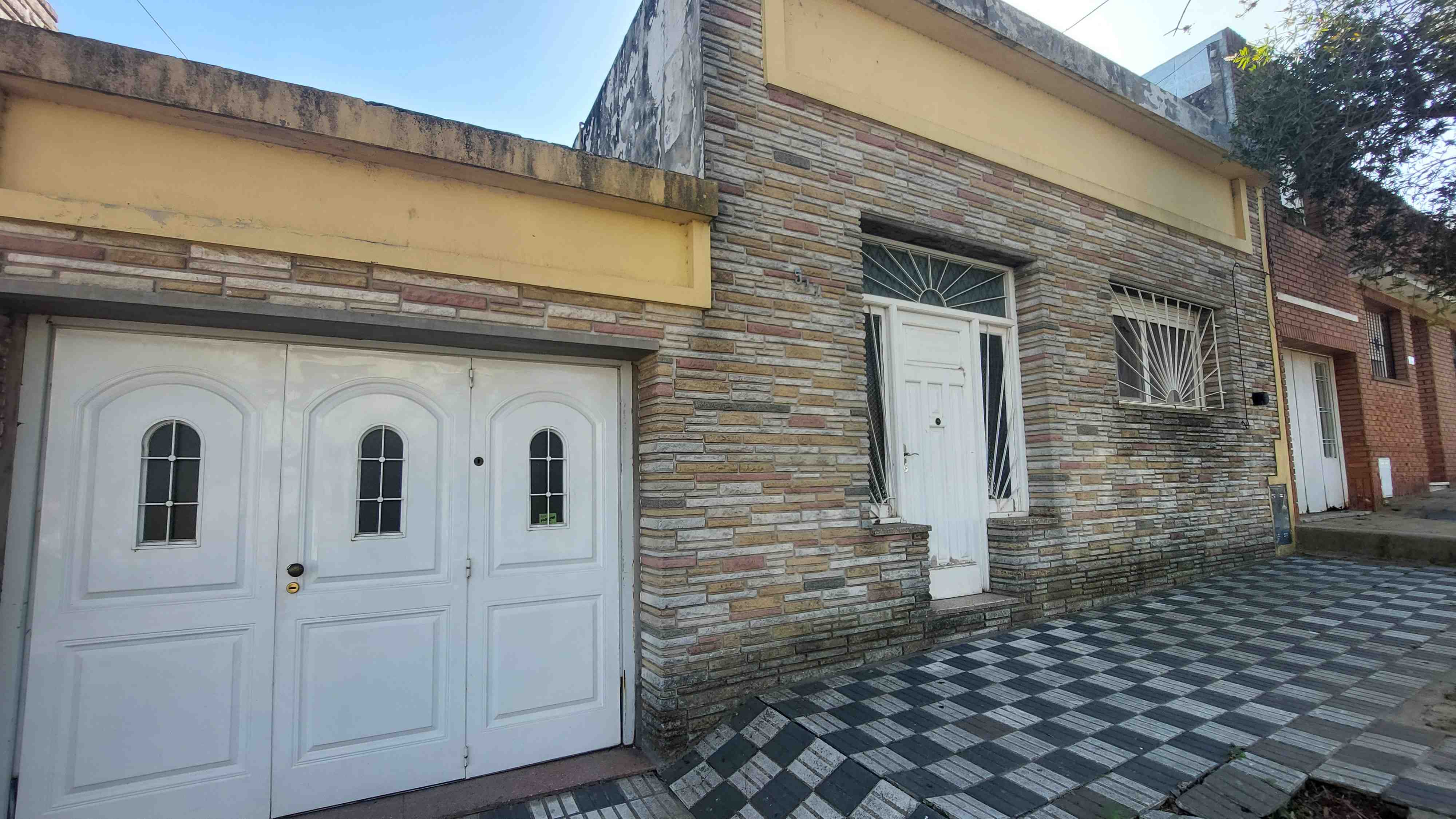 CASA CON HERMOSO TERRENO EN PLENO CENTRO DE CAMPANA