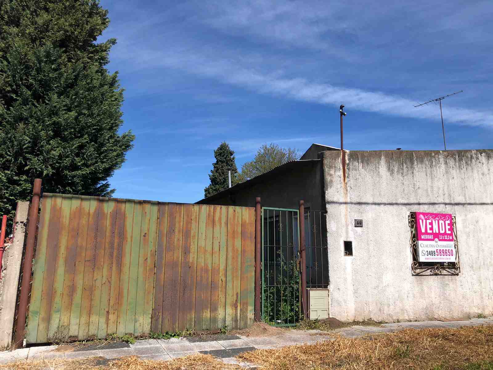 Se vende terreno con construcción.