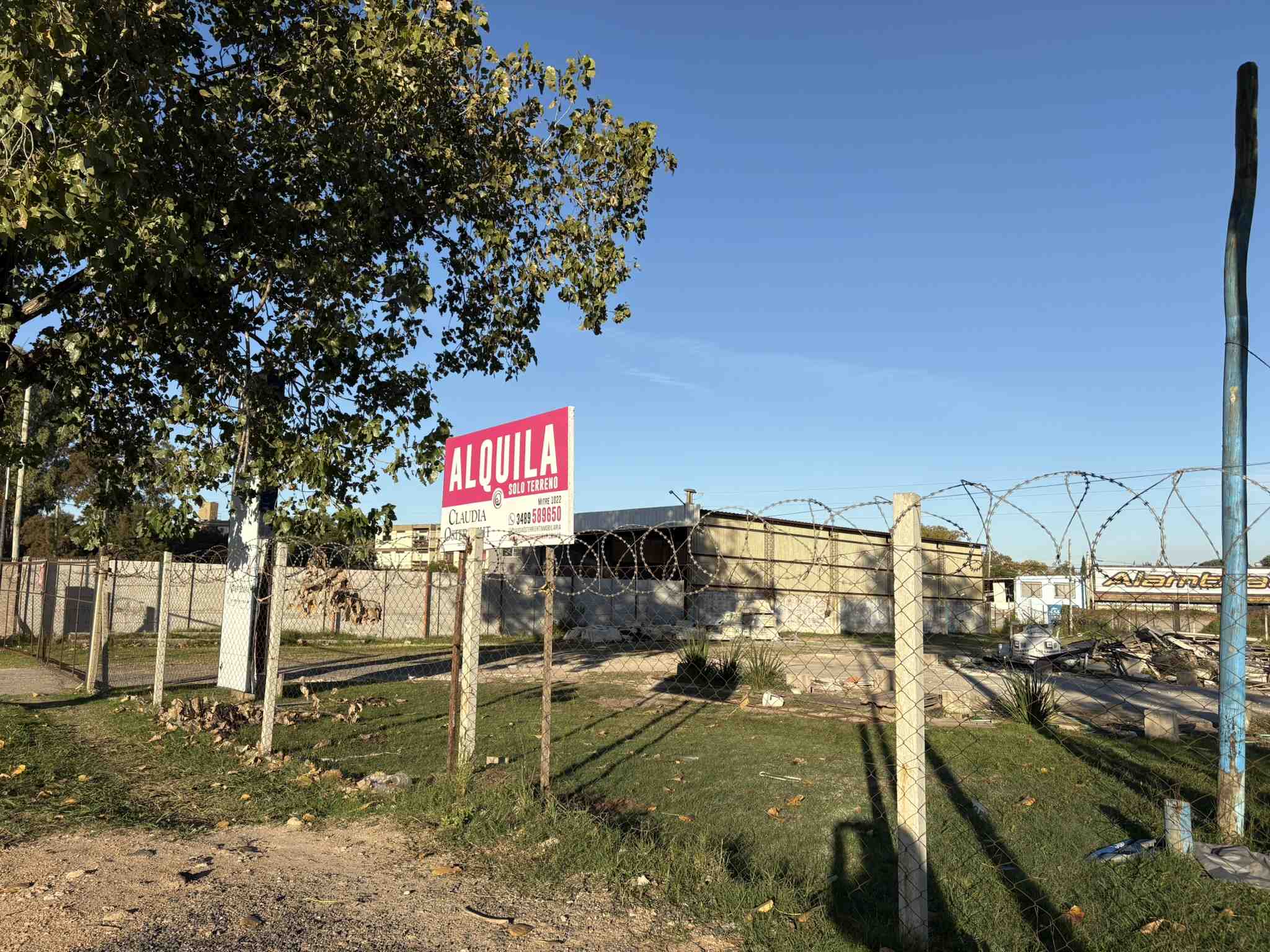Local en Alquiler en Campana (Yaqueme  1350)