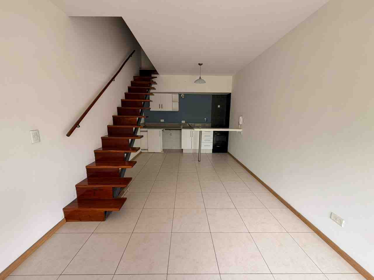Departamento un dormitorio con balcón al frente 