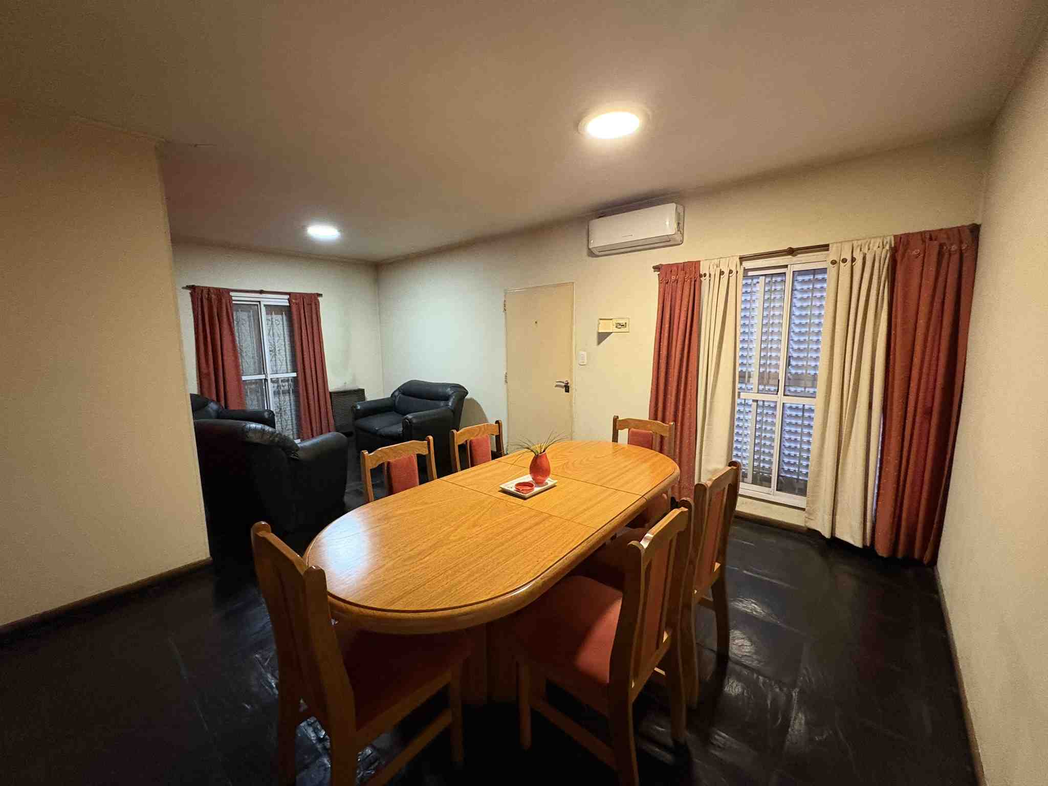Casa completamente equipada, ubicada en Barrio Siderca Rojo. 