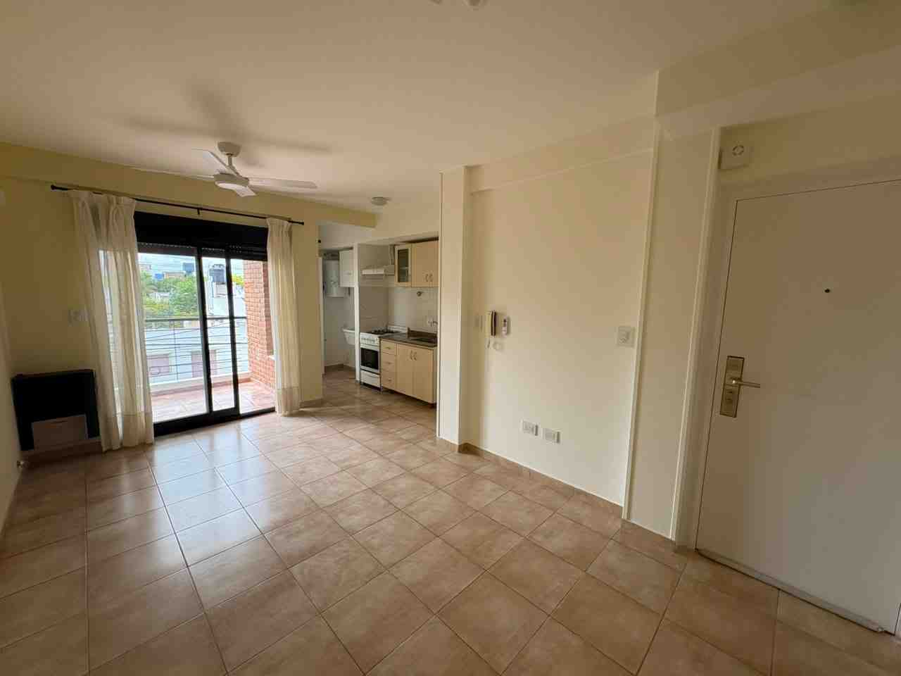 Departamento céntrico de 1 dormitorio con cochera, listo para habitar